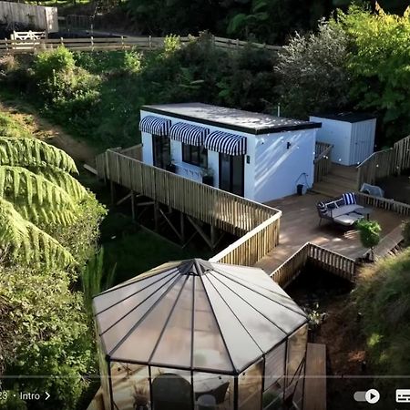 Tiny House With Greenhouse Dining Lower Hutt Exterior photo