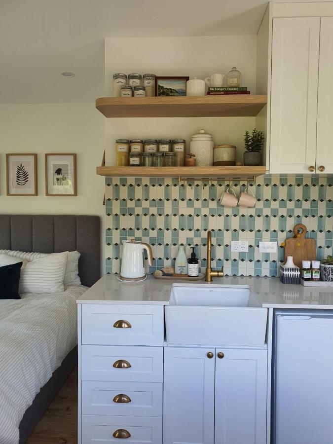 Tiny House With Greenhouse Dining Lower Hutt Exterior photo